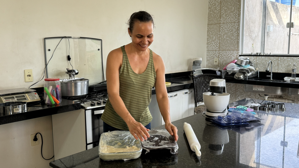 Confeiteira investe em equipamentos e amplia seu negócio com crédito Confeiteira investe em equipamentos e amplia seu negócio com crédito da Desenvolve MT