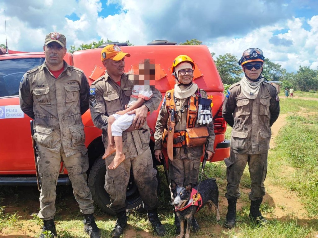 Corpo de Bombeiros localiza menino de 4 anos que estava Corpo de Bombeiros localiza menino de 4 anos que estava perdido em mata