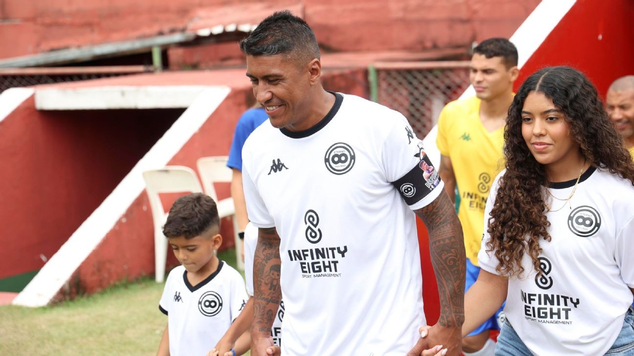 Paulinho dá adeus ao futebol ao lado de amigos e Paulinho dá adeus ao futebol ao lado de amigos e filhos