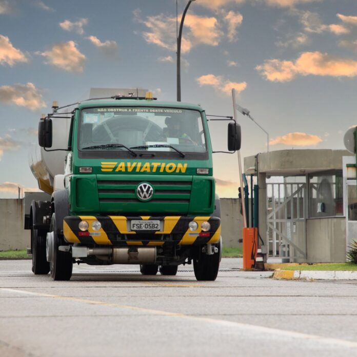 Vibra inicia o abastecimento de caminhões com Diesel Renovável HVO no aeroporto de Guarulhos