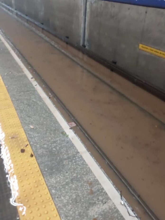 Linha 1 Azul do Metrô de São Paulo é afetada por causa de alagamento nesta sexta (24)