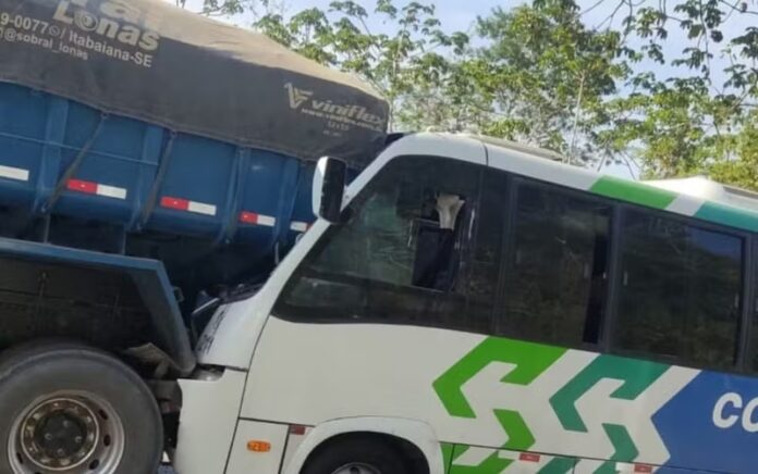 Acidente entre micro-ônibus e caminhão na BR-235, sentido Itabaiana, deixa feridos na tarde desta quarta-feira (8)