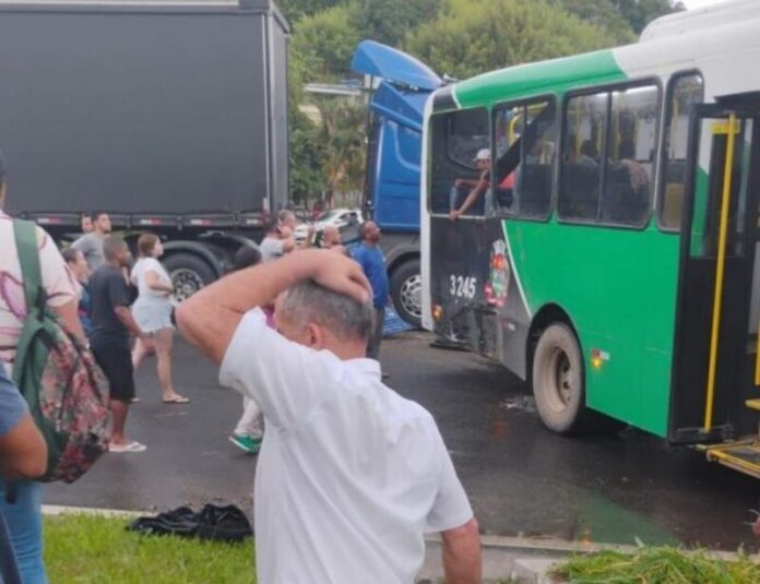 Acidente entre ônibus urbano e caminhão na BR-393, em Barra do Piraí (RJ), deixa feridos na tarde desta quinta-feira (23)