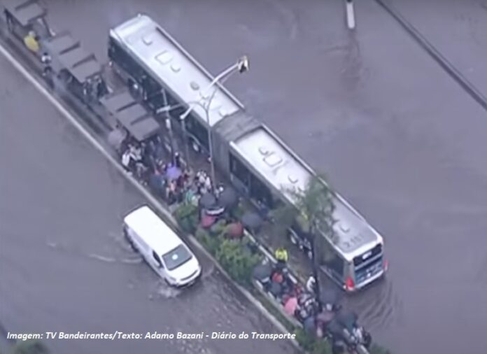 Alagamentos na região da Marquês de São Vicente causam problemas na operação dos ônibus rodoviários e urbanos no Terminal Barra Funda, na zona Oeste, nesta sexta (24)