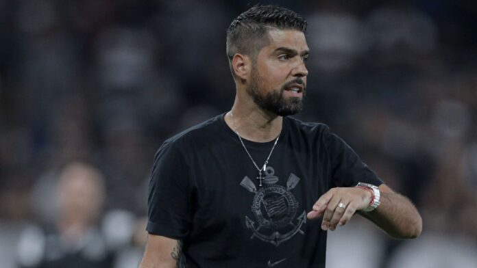 António Oliveira conta momento delicado de Yuri Alberto no Corinthians