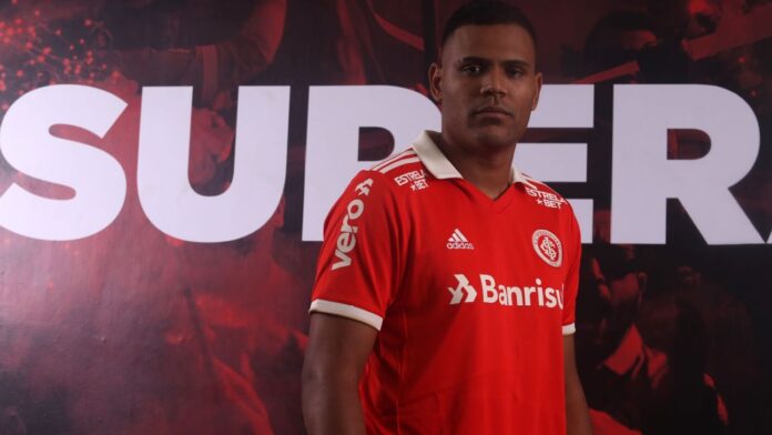 Atacante que jogou 10 minutos pelo Inter processa em R$ 2,3 milhões