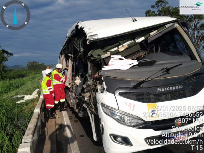 Batida entre micro-ônibus e carreta deixa mortos e mais de 20 feridos em Seropédica (RJ) neste sábado (25)