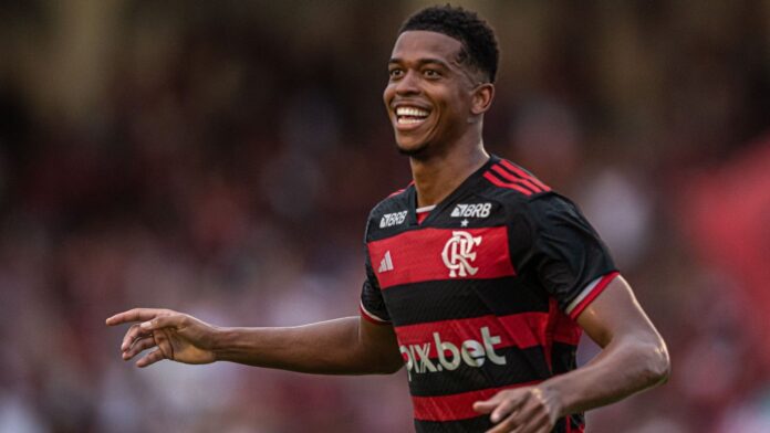 Carlinhos deixa futuro em aberto no Flamengo após estreia no Carioca