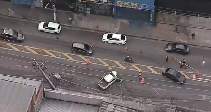 Carro roubado bate em ônibus e atinge poste na Avenida Rio das Pedras na Zona Leste de São Paulo nesta quinta-feira (16)