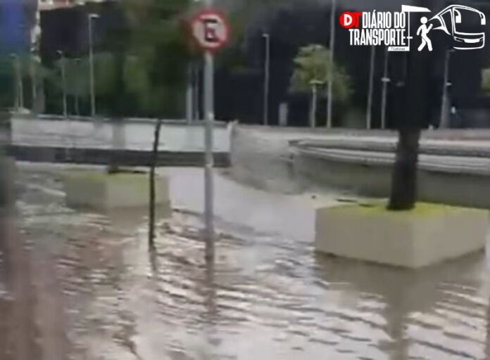 Chuva em São Paulo provoca alagamentos e afeta trânsito na tarde desta quarta-feira (29)