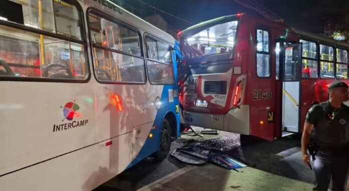 Colisão entre dois ônibus deixa feridos no centro de Campinas (SP) nesta segunda-feira (13) 