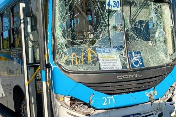 Colisão entre ônibus deixa 15 feridos na Zona Norte do Recife na manhã desta terça (21)