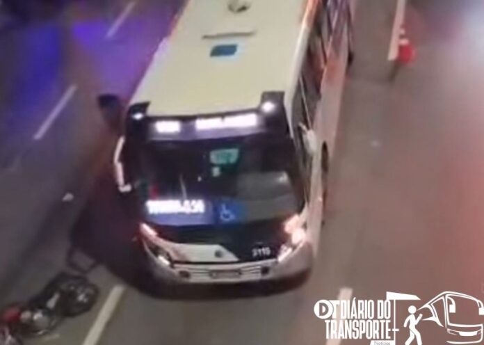 Colisão entre ônibus e moto na Rodovia Raposo Tavares em Cotia (SP) deixa mulher morta nesta quinta-feira (16)