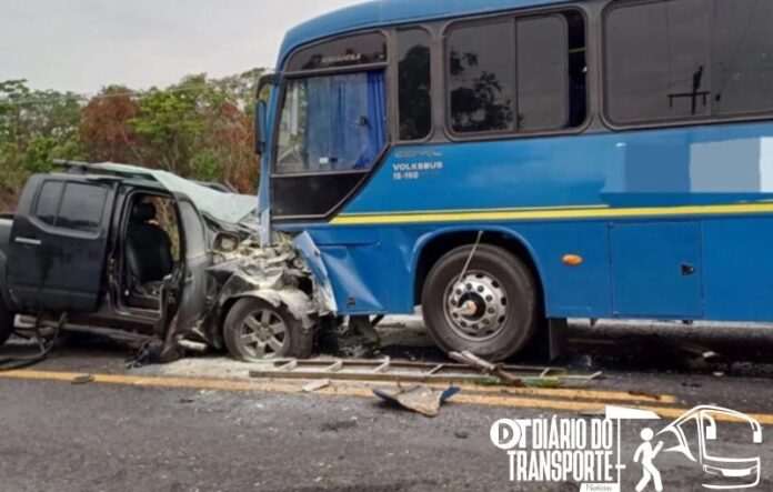 Colisão frontal entre ônibus e caminhonete em Lagoa do Piauí (PI) deixa um morto e feridos neste domingo (12) 