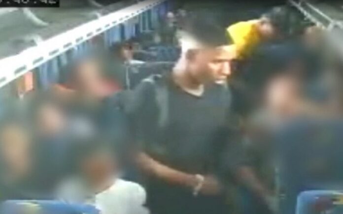 Criminosos realizam arrastão em ônibus na Avenida Brasil, no Rio de Janeiro, nesta segunda-feira (6)