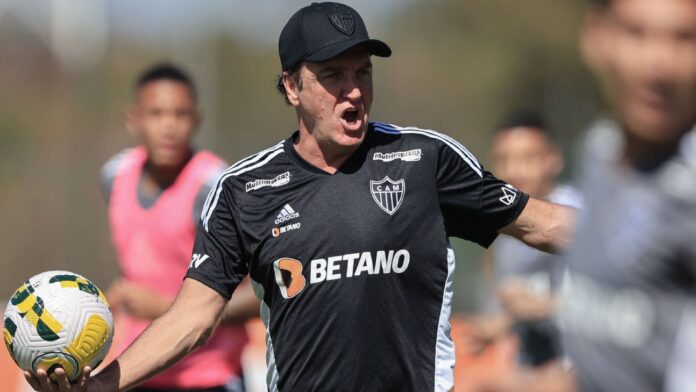 Cuca diz que torcida do Atlético-MG está 'machucada' e elogia Milito