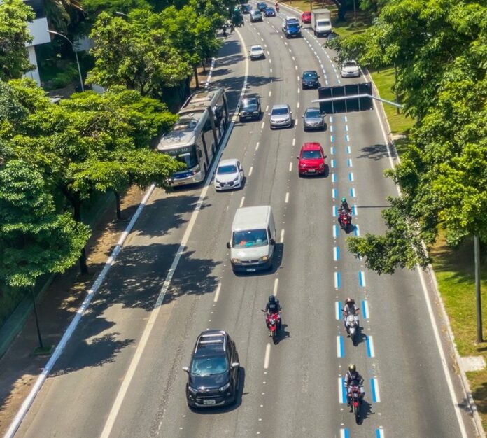 Curitiba (PR) pode implantar “Faixa Azul” para motocicletas para aumentar a segurança no trânsito