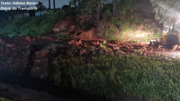 Deslizamento de terra fecha Régis Bittencourt em Embu das Artes (SP) após chuva forte. Linhas de ônibus são afetadas