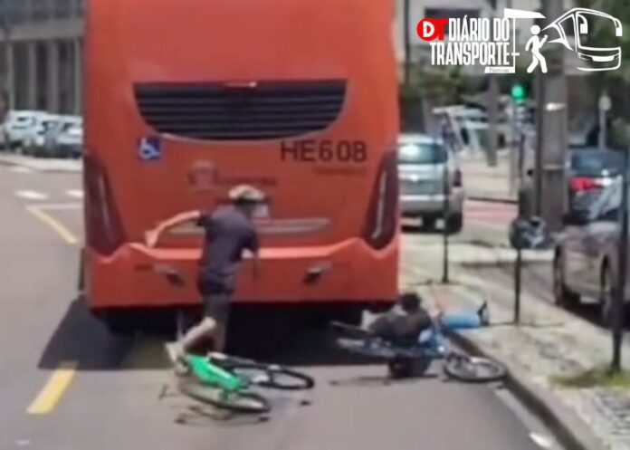 Dois ciclistas ficam próximos de grave acidente em Curitiba (PR) ao pegar ‘rabeira’ em ônibus biarticulado