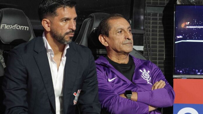 Emiliano Díaz explica 'nova' função de Memphis e fala sobre fase do Corinthians