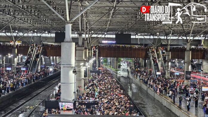 Estação Brás apresenta caos para os passageiros por causa de consequências da chuva ainda na noite desta sexta (24)
