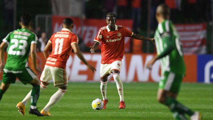 Flamengo? Vitão desabafa e nega que esteja 'forçando saída' do Inter