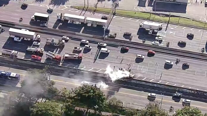 Fogo em caminhão no Rodoanel causa trânsito intenso na altura de Carapicuíba (SP) na manhã desta segunda (13)