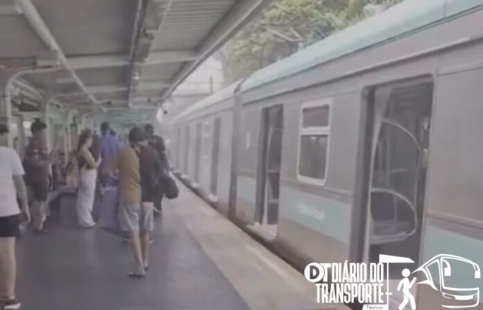 Fumaça em trem da linha 9-Esmeralda assusta passageiros na manhã deste sábado (11)