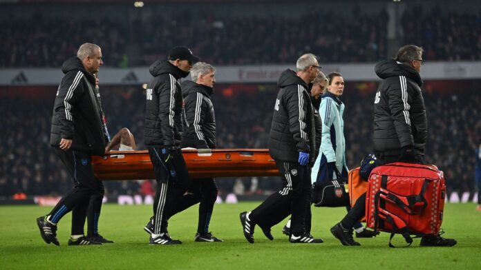 Gabriel Jesus sofre lesão e deixa Arsenal x United chorando na maca