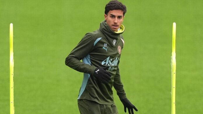 Guardiola diz que Vitor Reis pode fazer estreia em City x Chelsea