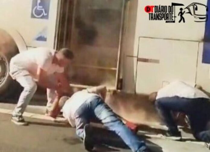 Imagens mostram funcionários tentando controlar princípio de incêndio em ônibus Imagens mostram funcionários tentando controlar princípio de incêndio em ônibus articulado da Suzantur, da Vila Luzita, em Santo André (SP)