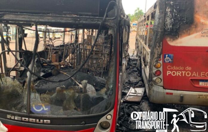 Incêndio destrói dois ônibus da Viação Teresópolis Cavalhada na Zona Sul de Porto Alegre (RS) neste sábado (18) 