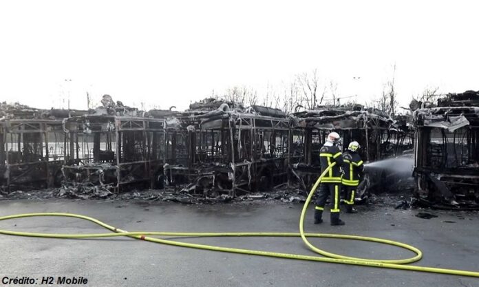 Incêndio destrói sete ônibus a hidrogênio em depósito na França