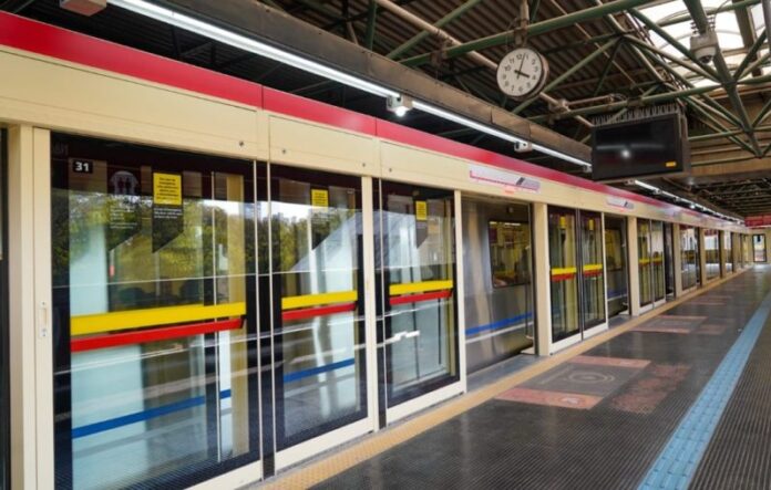 Instalação de portas de plataforma nas estações do Metrô de SP tem contrato estendido para 2026. Implantação de dispositivos de segurança atrasa enquanto acidentes são comuns