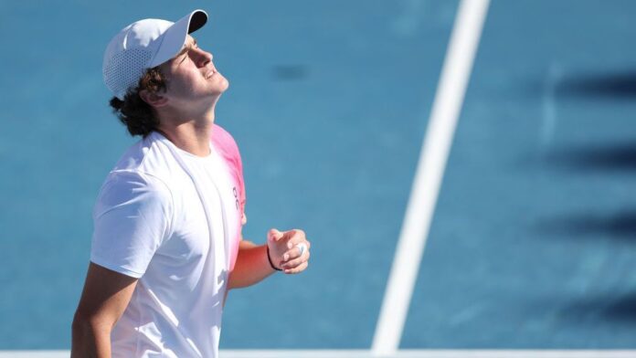 João Fonseca começa com tudo, mas perde e dá adeus ao Australian Open