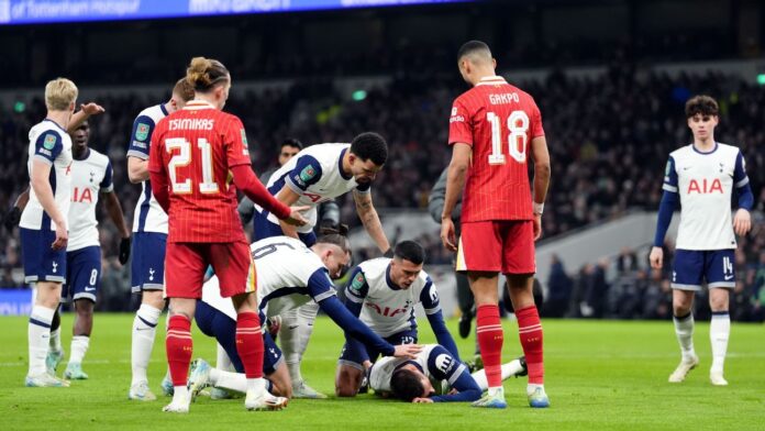 Jogador do Tottenham fica desacordado e sai de maca após 9 minutos