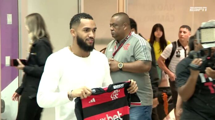 Juninho chega ao Rio de Janeiro e comemora acerto com o Flamengo