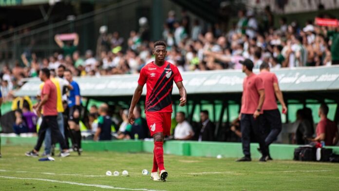 Léo desabafa após sofrer ofensas racistas em Coritiba x Athletico-PR