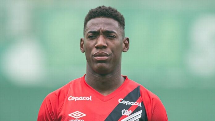Léo presta queixa após sofrer ofensas racistas: 'A gente só pede respeito'