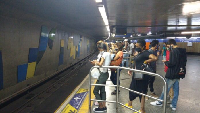 Linha 1-Azul do Metrô tem problemas logo no início da operação nesta quinta (30)