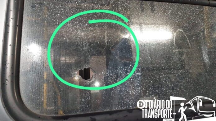 Mais dois ônibus são atacados em Taboão da Serra (SP). Segundo funcionários de viações, problema se agravou após “municipalização” da Régis Bittencourt