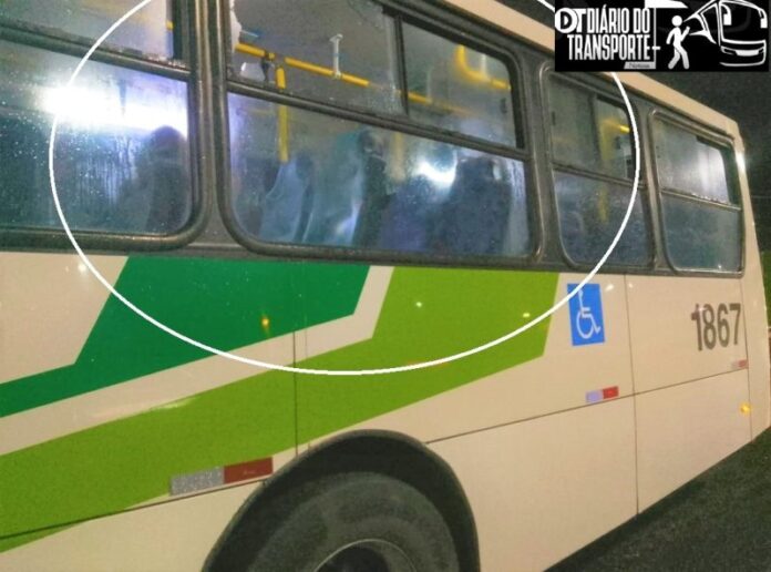 Mais ônibus da Pirajuçara e Miracatiba são atacados em Taboão da Serra (SP) na noite desta quinta (16). Mais de 10 casos no mesmo local em um mês
