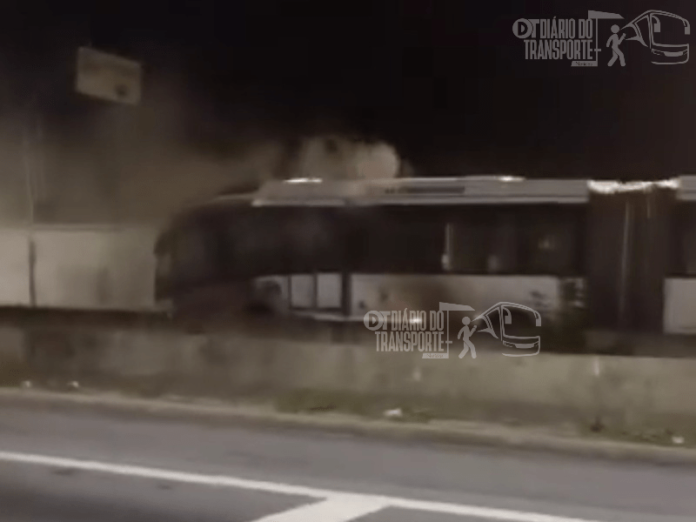 Mais um ônibus articulado da Suzantur pega fogo em corredor da Vila Luzita em Santo André (SP), nesta segunda (20)