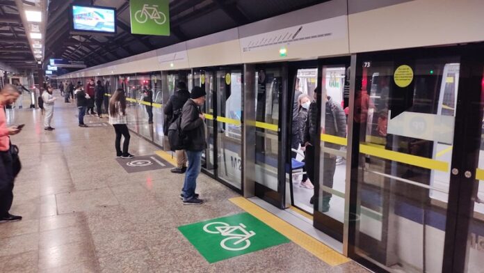 Metrô reduz horário de funcionamento de bilheterias das linhas 1-Azul e 15-Prata, alegando baixo volume de vendas