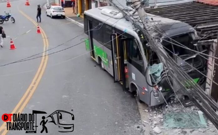 Micro-ônibus colide contra poste na Freguesia do Ó e deixa feridos na manhã desta sexta-feira (17)