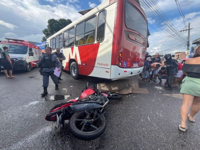 Motociclista de aplicativo morre e passageira fica ferida após colisão com ônibus em corrida em Manaus (AM) e SSP confirma que morte em Cotia (SP) tinha mototaxista como condutor