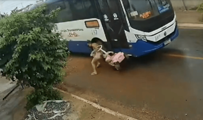 Ônibus atinge e arrasta mãe e filha na região metropolitana de Cuiabá (MT)