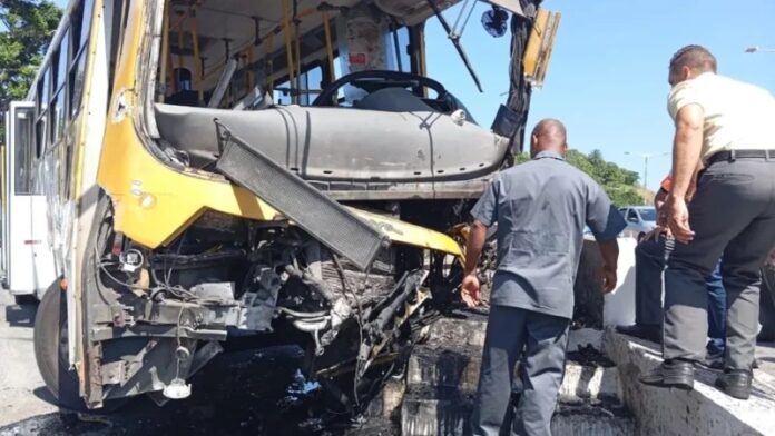 Ônibus atinge mureta de viaduto e caminhão em Salvador (BA) e deixa feridos na tarde desta quinta-feira (16)