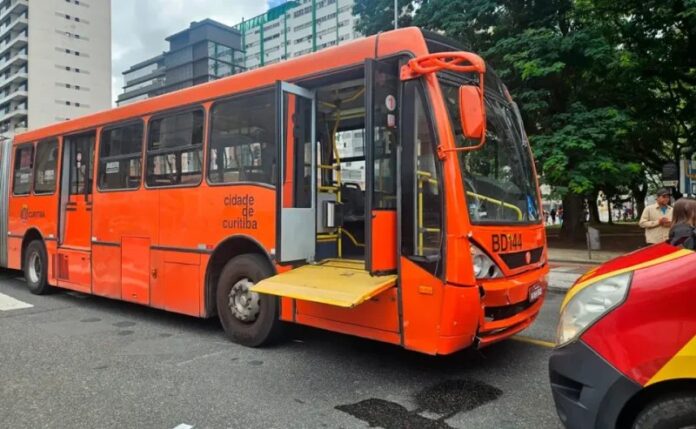 Ônibus biarticulado atropela dois pedestres no bairro Rebouças, em Curitiba (PR), na manhã desta quinta-feira (9)