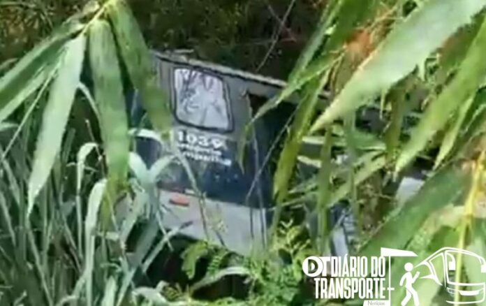 Ônibus cai em ribanceira na região Norte de Belo Horizonte (MG) nesta segunda-feira (27)  
